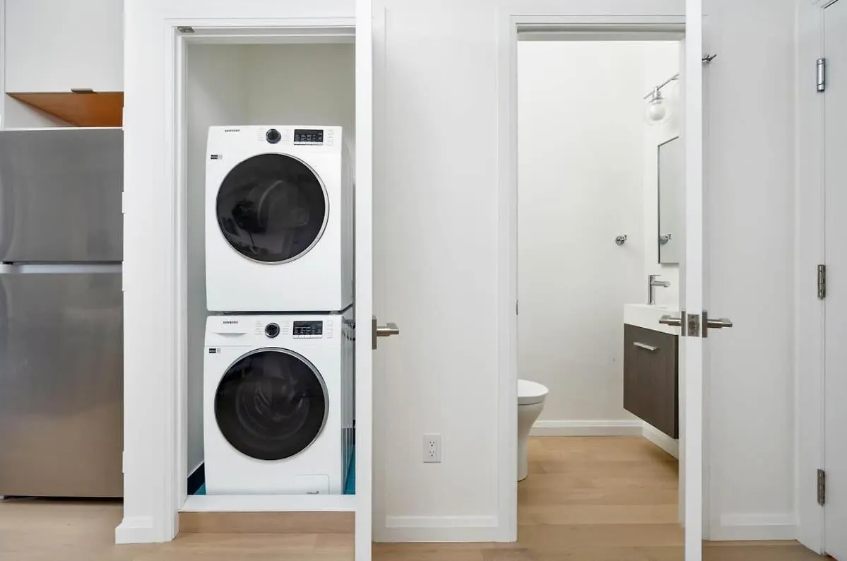 Spacious 2Br Near Uoft And College Toronto Apartment