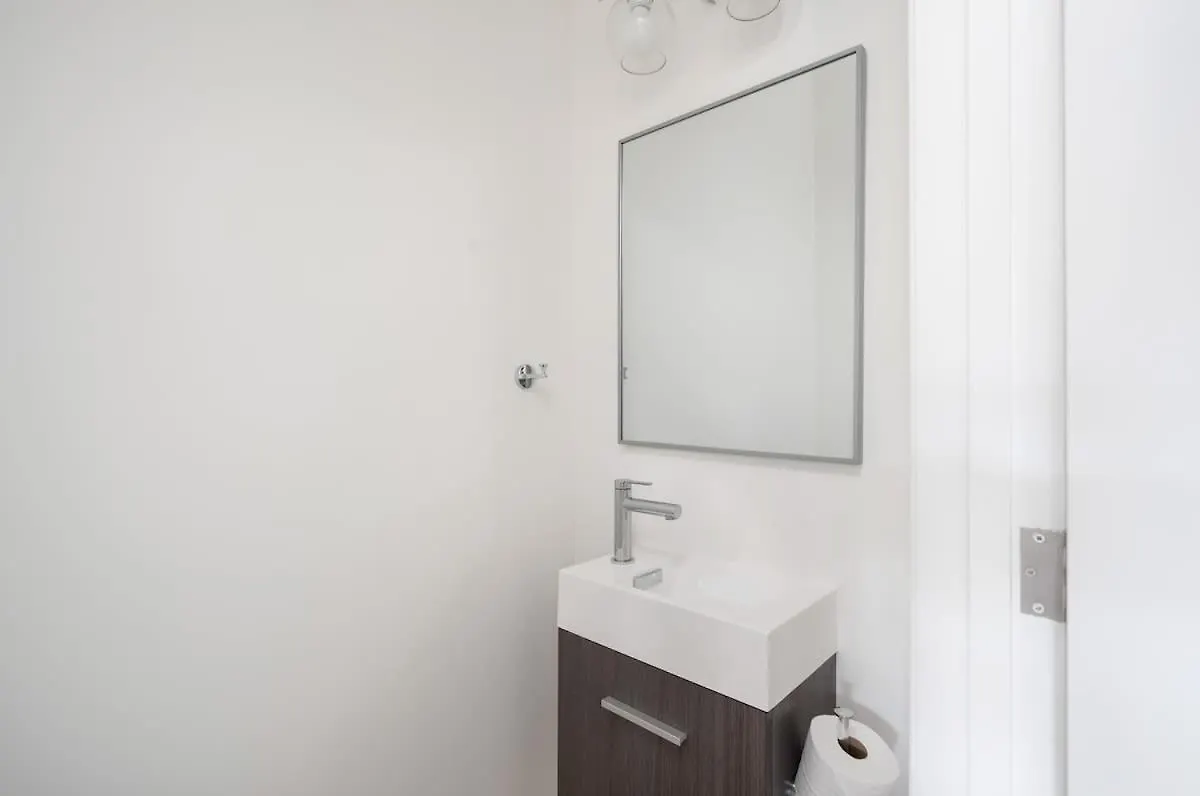 Apartment Spacious 2Br Near Uoft And College Toronto Canada