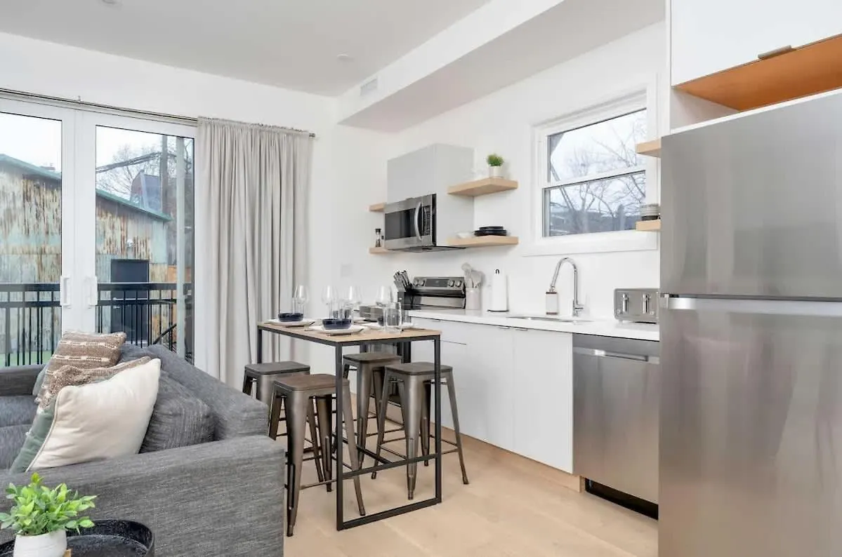 Spacious 2Br Near Uoft And College Toronto